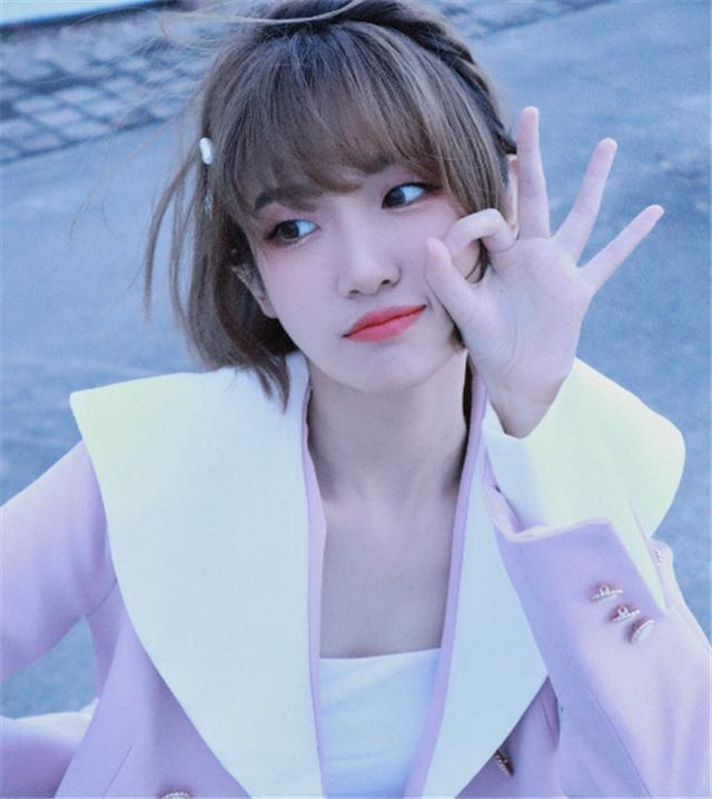 希然一袭"青花瓷战袍"亮相,隐隐成s12新一姐,余霜忙不迭出发