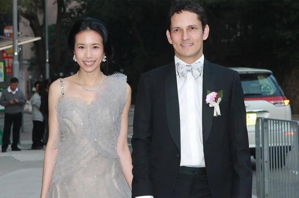 莫文蔚晒照庆祝结婚11周年与外籍老公甜蜜相拥52岁状态却像少女