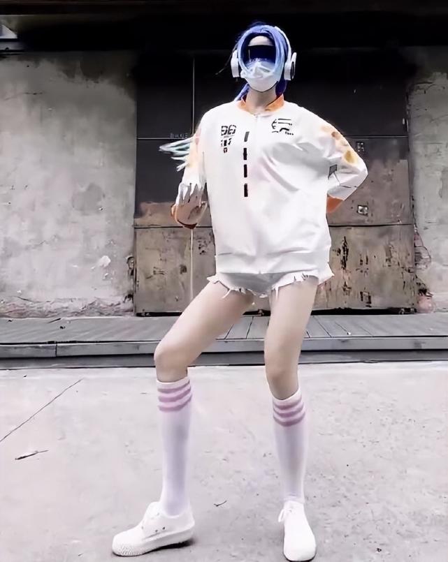 和平精英女主播全员内卷?红尘祭出本命战衣,论cos还得是三生-腾讯新闻