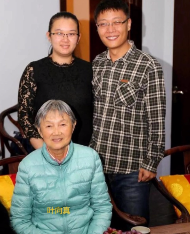 1959年,刘诗昆在北京举办了个人钢琴演奏会,叶将军的女儿叶向真前来