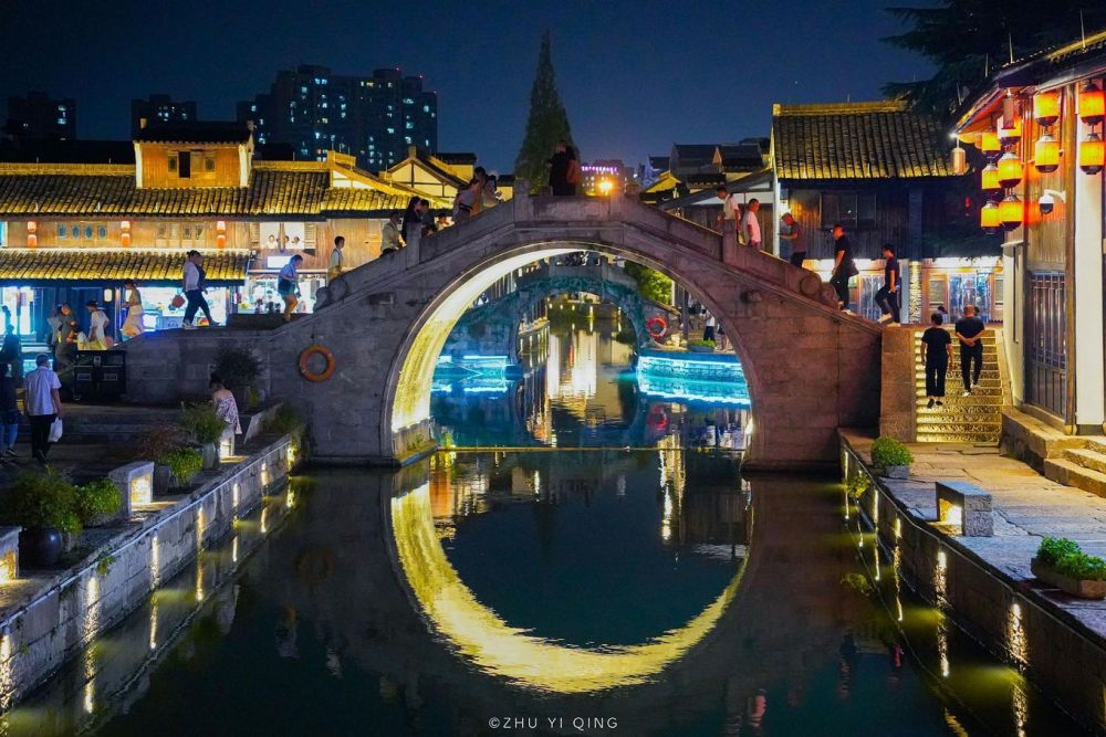国庆假期游绍兴,柯桥古镇夜色绚烂,精彩的灯光秀吸引众多游客