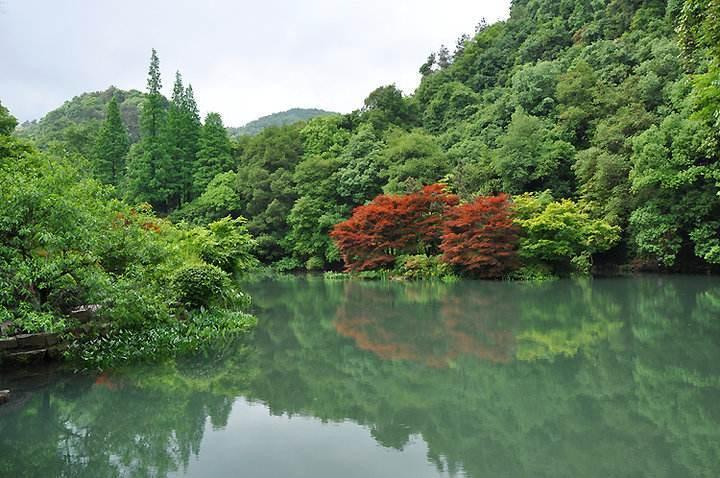 這個盆地周圍的山嶺基本上由砂岩組成,只有東北角靠近龍井泉處出露了