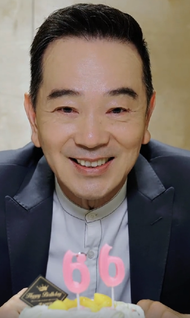 66岁张晨光为自己庆生,头发浓密精神好,独自打拼妻儿定居国外