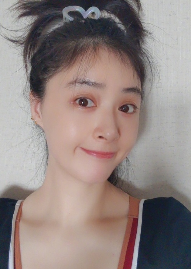 39岁蒋欣晒素颜怼脸拍眼皮下垂眼袋明显与上妆后判若两人