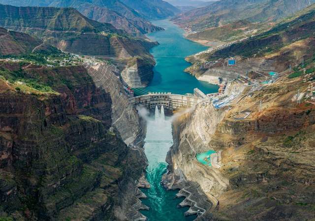 年11月8日,贵州省洪家渡水电站,引子渡水电站,乌江渡水电站同时开工