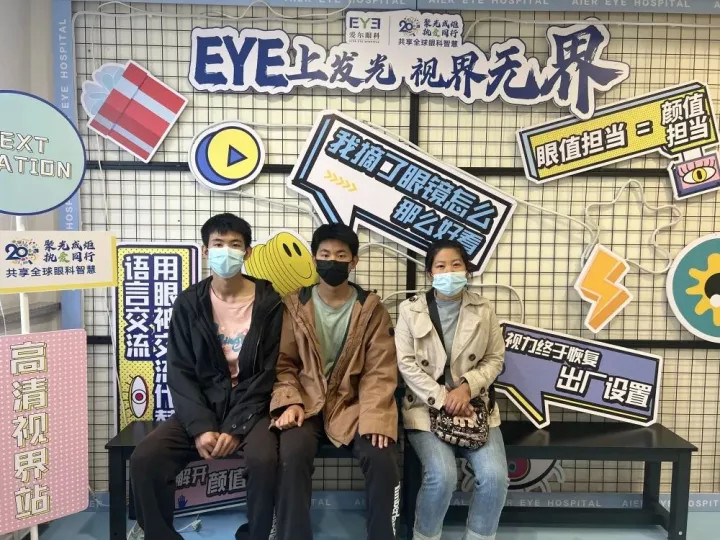 双胞胎兄弟2人 妈妈1人 3人摘镜 一起蜕变 腾讯新闻