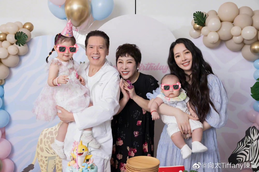 郭碧婷二胎百日宴合照曝光,烫一头波浪卷长发,温柔又优雅!插图1