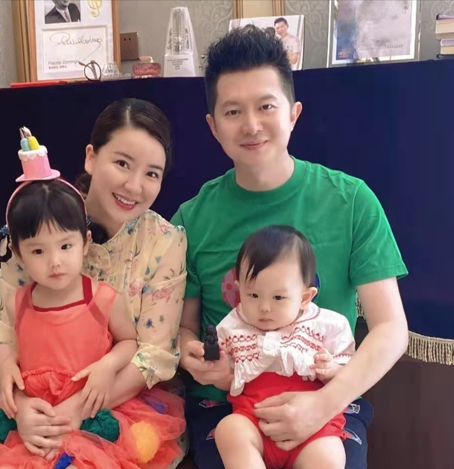 央视红果果夫妇带娃观影结婚12年儿女双全三岁女儿长相随妈