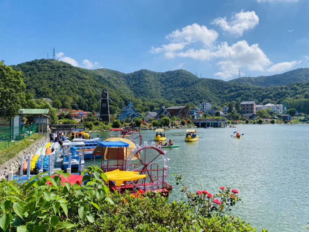 孩子们的天地在自然,在万物生灵之间,茅洋蟹钳港景区的国庆,充满了