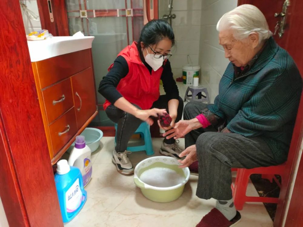 绵薄之力红沙滩路社区工作人员……教老人使用智能手机提重物,洗衣服
