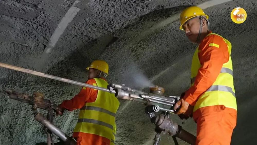 西十高铁陕西段首条隧道顺利贯通