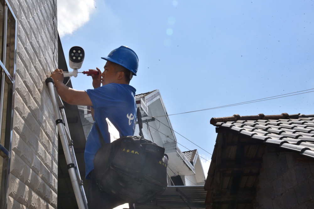 国庆不打烊怀化电信装维小哥在一线