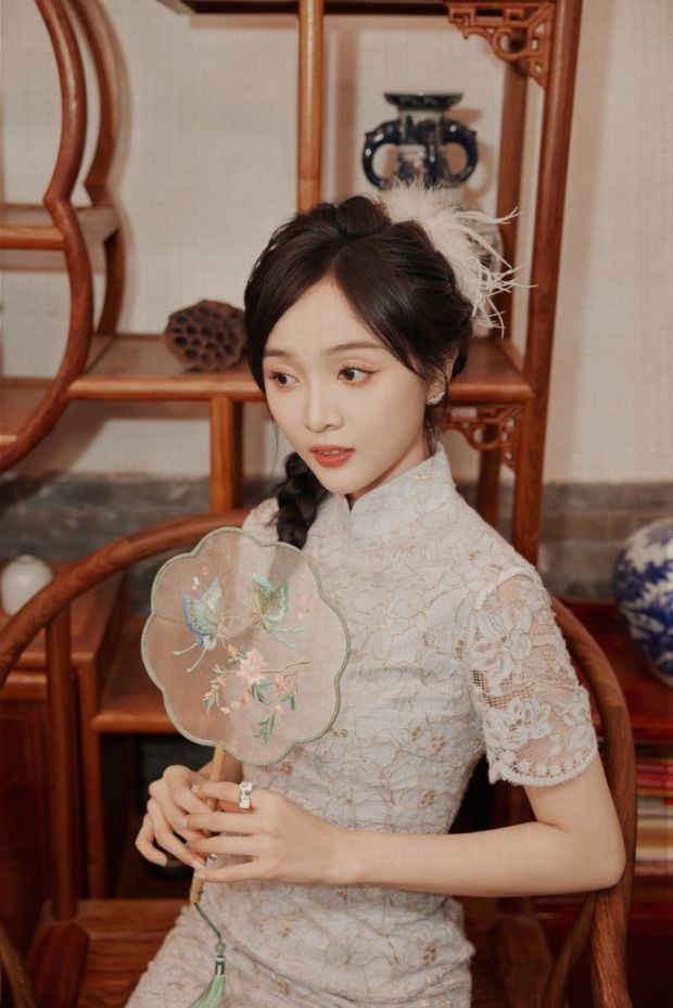 吴宣仪旗袍造型写真释出手持扇子古典韵味十足