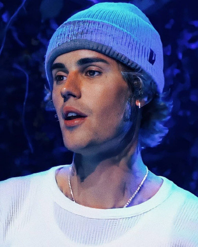 国际著名歌星贾斯汀比伯随地小便被偷拍,不道德行为引争议