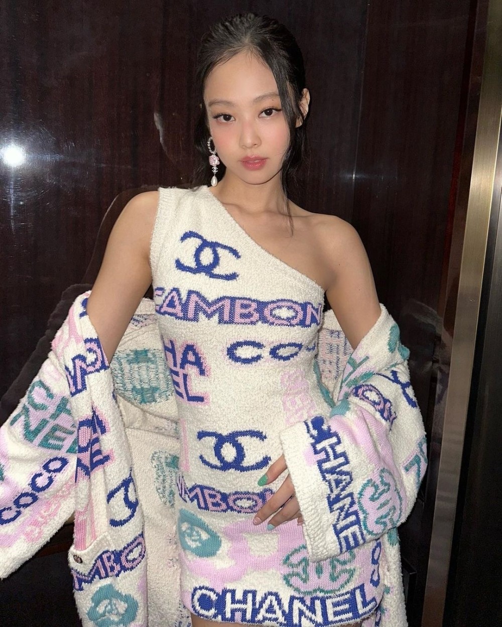 jennie穿毛巾秀火辣身材标准直角肩精致锁骨吸睛