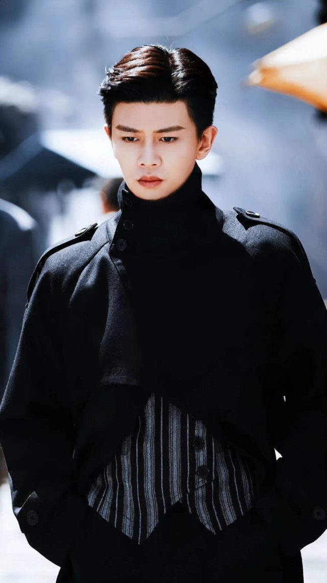 任嘉伦《请君》花式风衣秀剧照