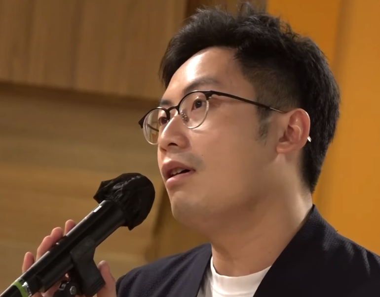 让人惊喜的是,知名歌手张明敏的儿子张颂华也来参赛了,他一出现就引起