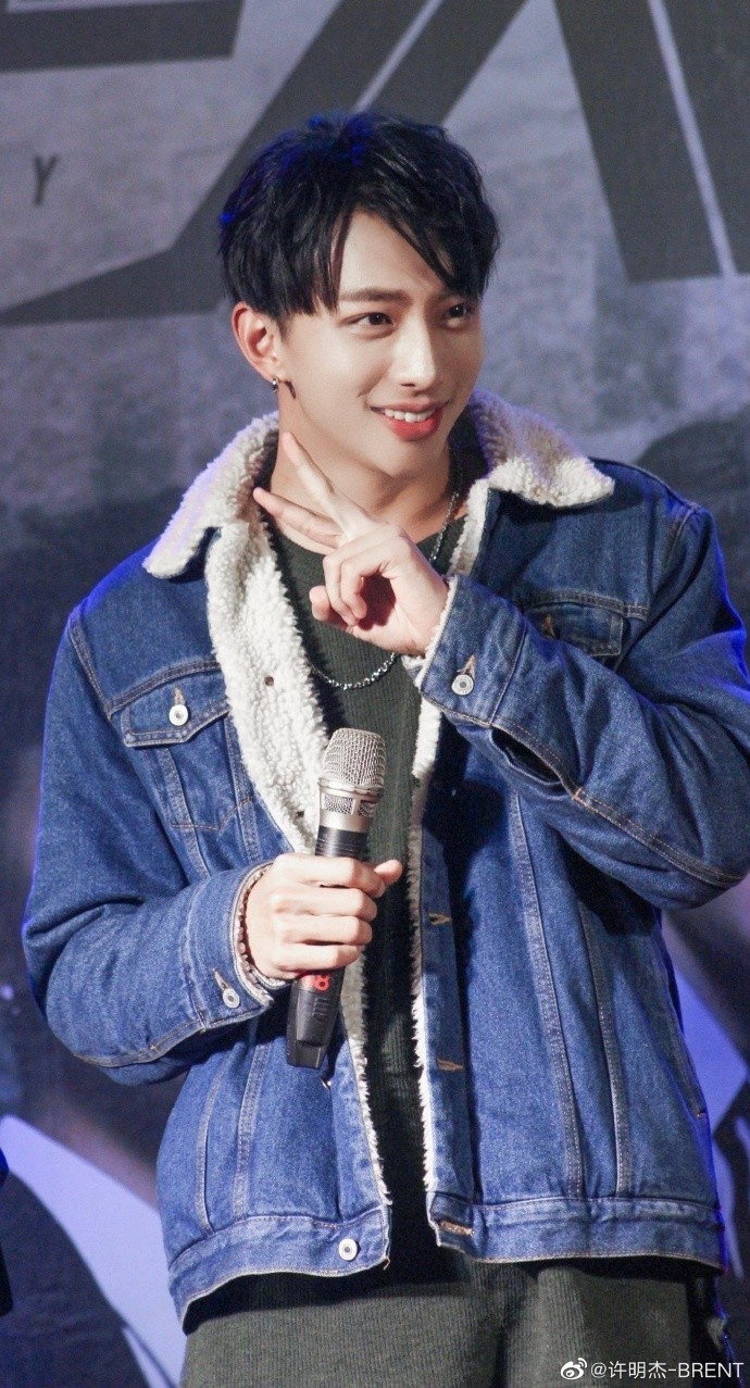 路人表示许明杰酒后训斥阿婆抢劫,路人看不过去,纷纷