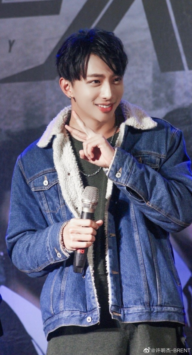 "花灵龙"许明杰酒后辱警,把阿婆吓到下跪求饶,本尊发声道歉