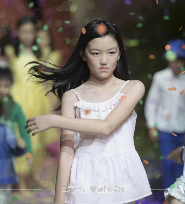 王菲16岁女儿李嫣恋爱了?头像换成双人照,她露出唇部美而自信插图3