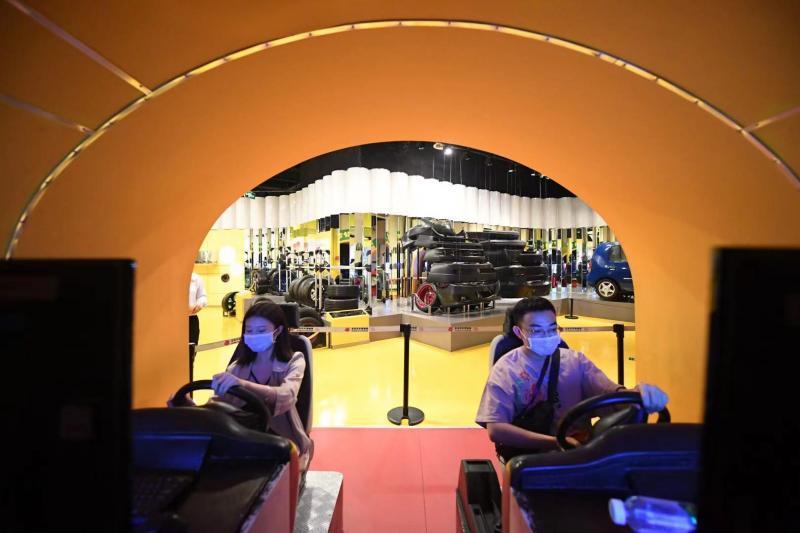 北京汽车博物馆：儿童彩绘汽车创意无限亲子展览互动多比如用英语