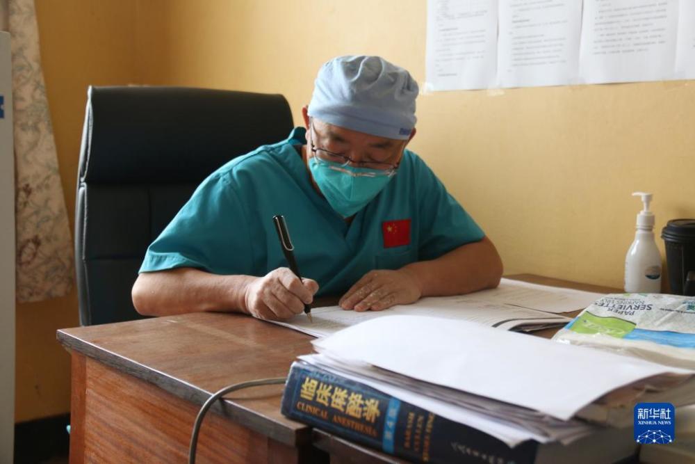 卢旺达东方省基本戈医院，中国第22批援卢旺达医疗队队员李俊升为患者做检查。