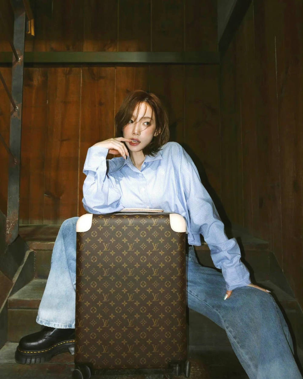 33岁金泰妍,瘦瘦的帅气穿搭,秀出纤细骨感的身材,白玉般的肌肤_腾讯