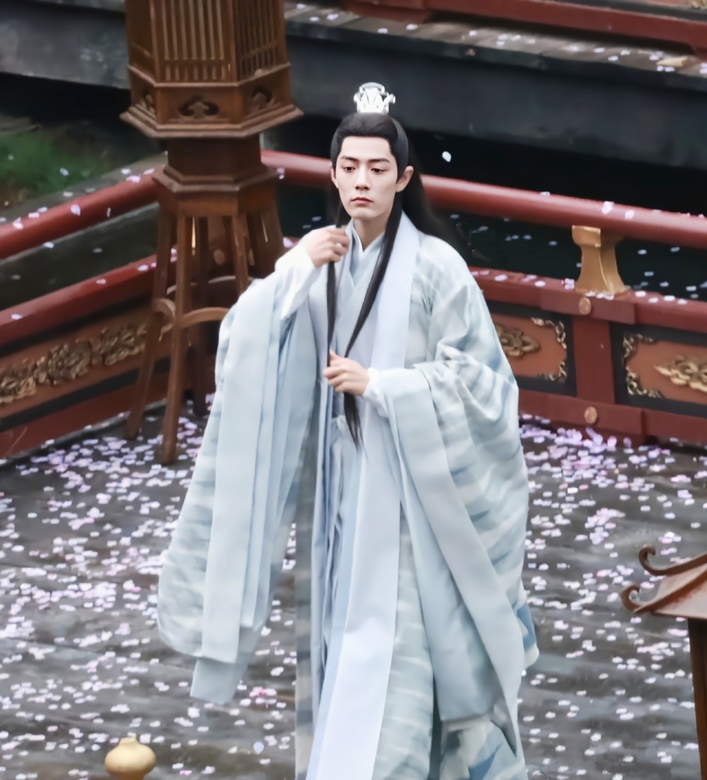 当红小生肖战10月5生日,发《玉骨遥》新路透,妆造真心不错啊!