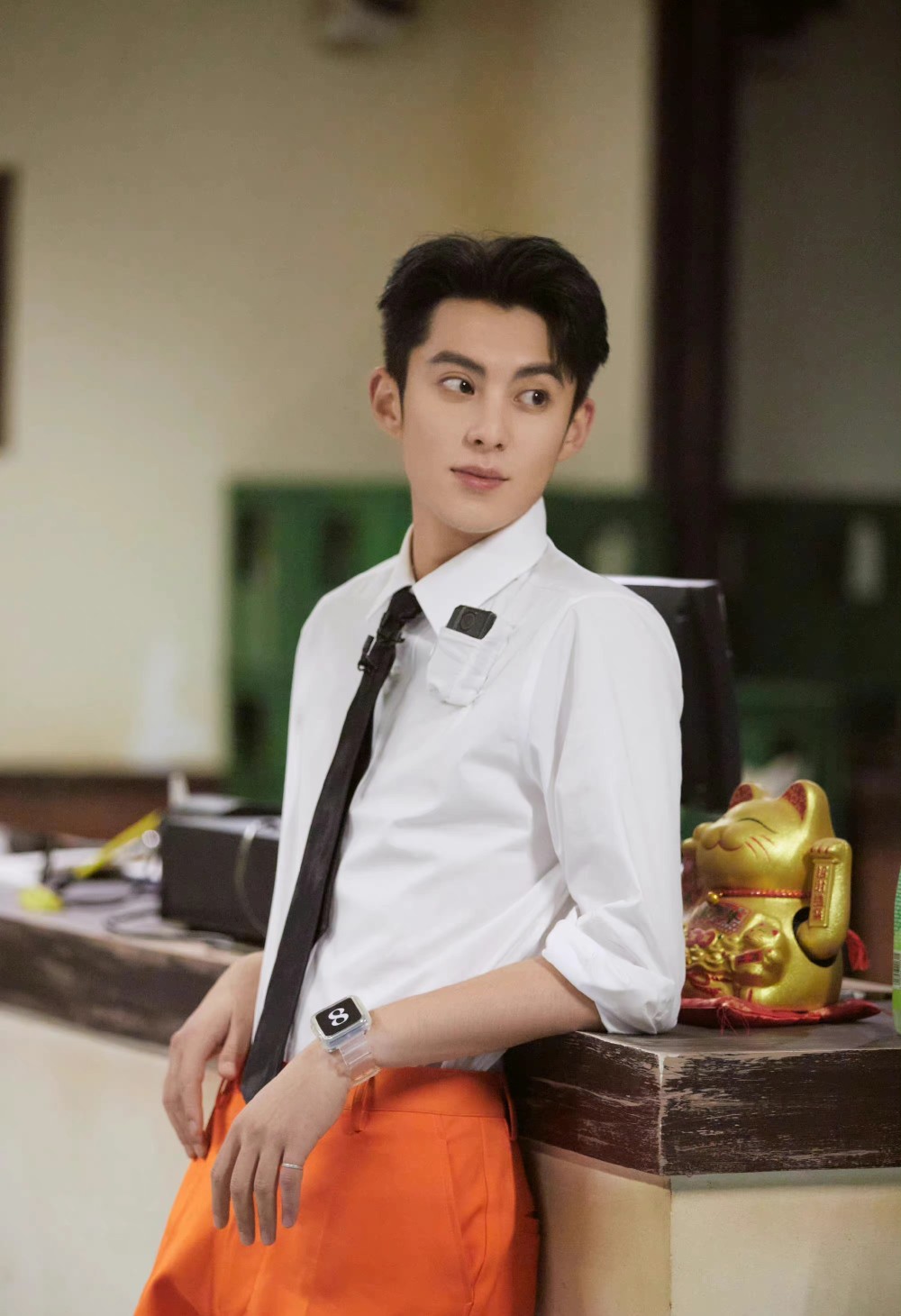 王鹤棣毕业于西南航空专修学院,经过空乘的专业训练,自带一种挺拔的