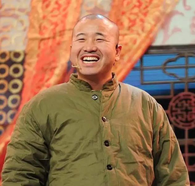 王小利登台唱二人转,观众起哄大喊"挪车",巧妙回应化解尴尬