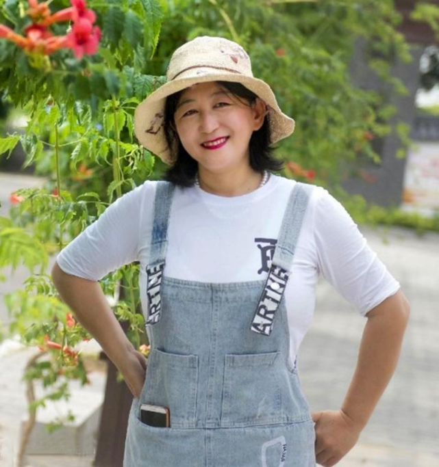 张金凤,民进会员,中国作家协会会员,山东省作家协会散文创作委员会