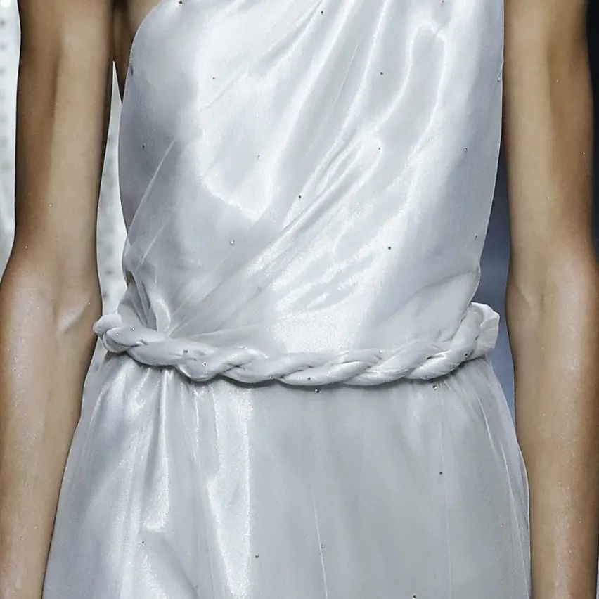 giorgioarmani用金色丝线编织东方幻境