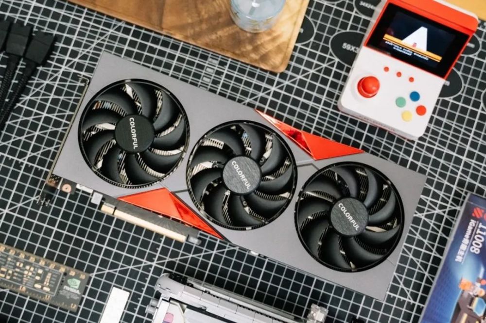 七彩虹戰斧geforce rtx 4090豪華版搶先看:三槽設計,創作力擔當_騰訊