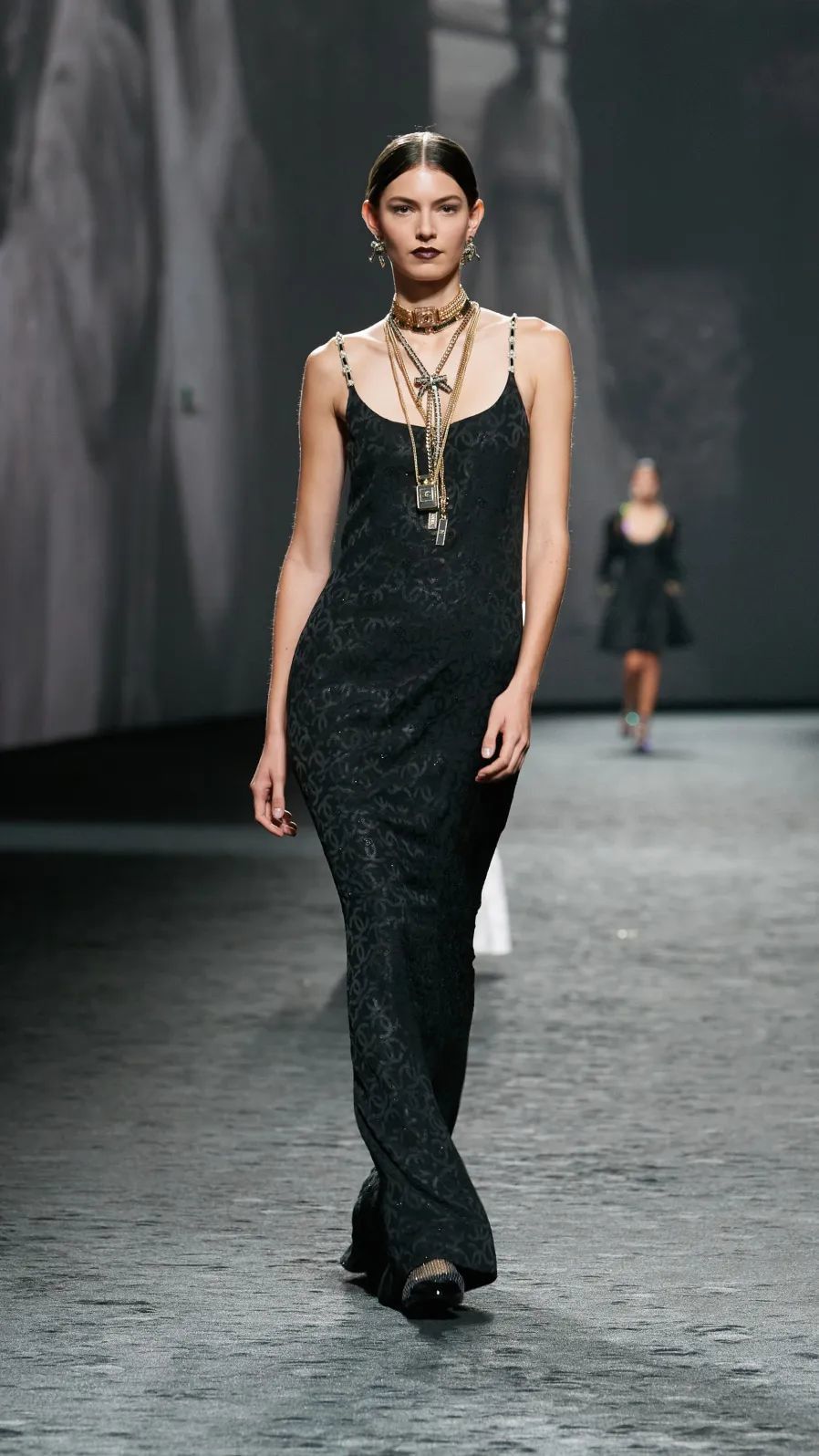 维吉妮·维娅用13套黑色礼服向香奈儿女士致敬