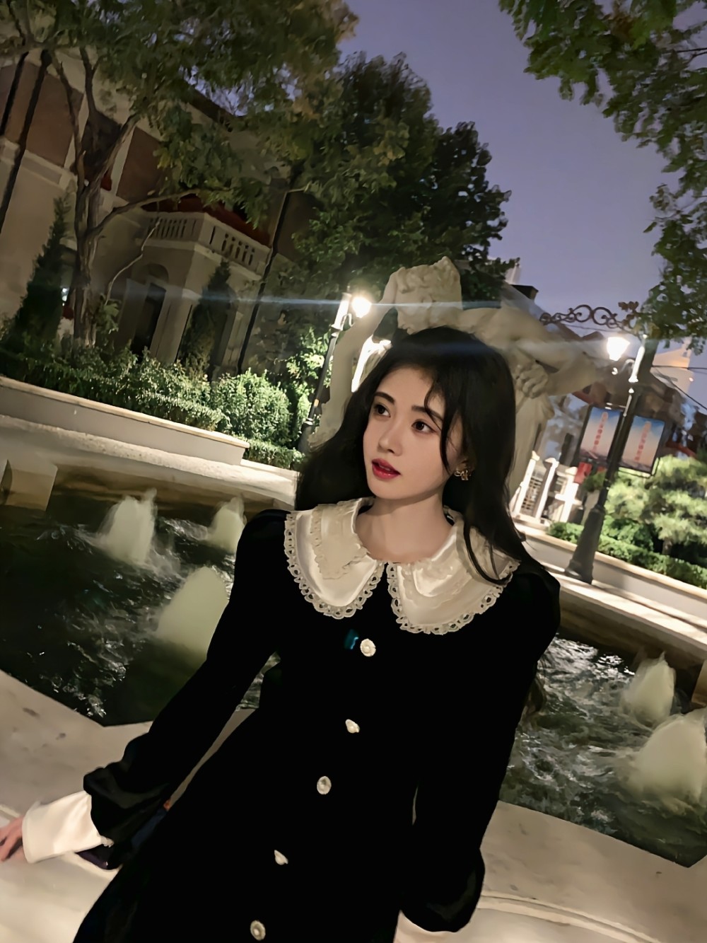 鞠婧祎夜色随拍营业图,每一张都是封神的程度,四千年美女实至名归!