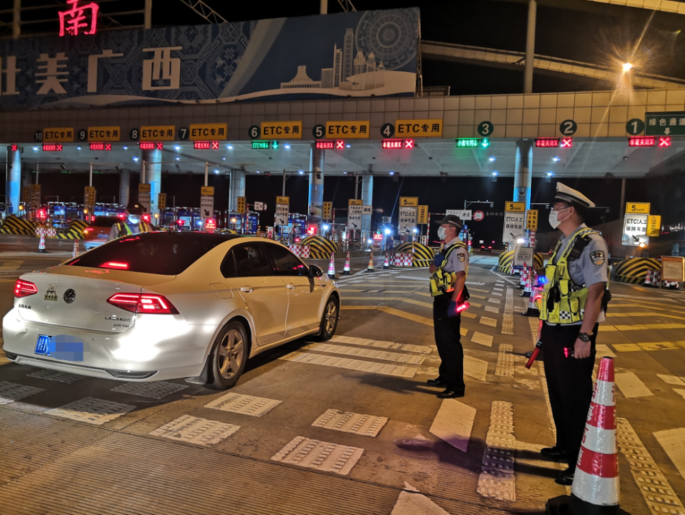 在南宁南收费站执勤的民警↑↑↑保证了道路交通通行安全开展专项整治