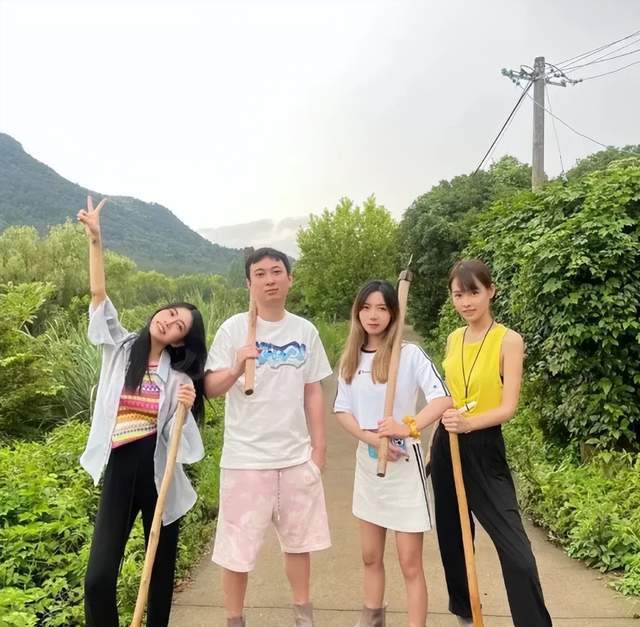 网友在成都偶遇王思聪吃烧烤,身边多位美女作陪,结账时出手阔绰