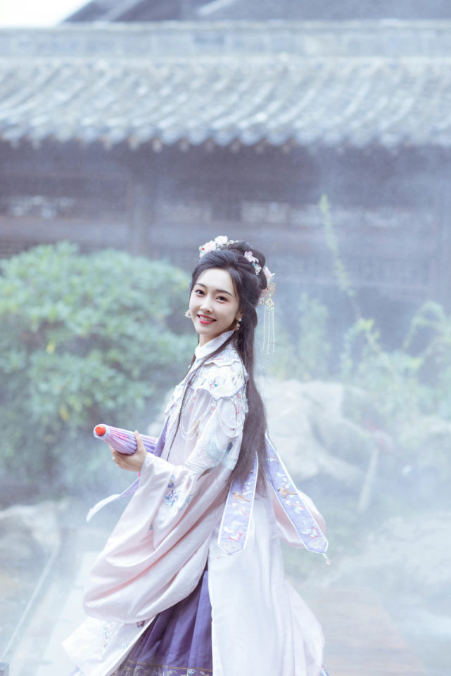 氛围美女宣璐,晚8点晒古装美图,清澈纯明似瑶池仙子!