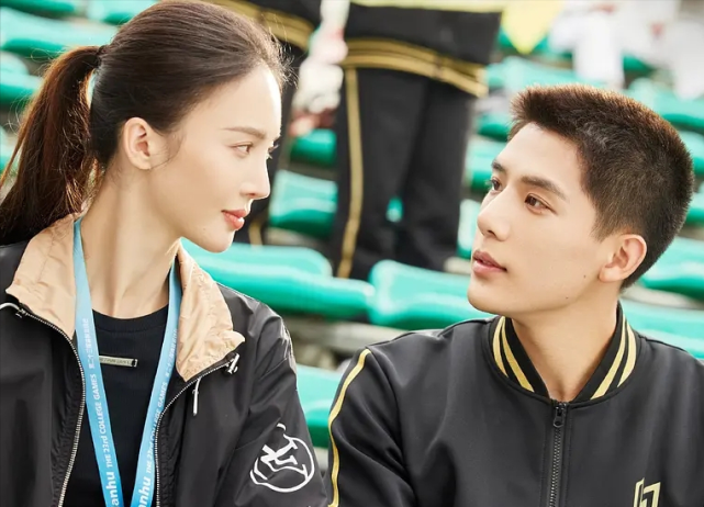 像杨洋)近几年有不少甜甜的"姐弟cp"很是出圈,这部剧主打的也是姐弟恋