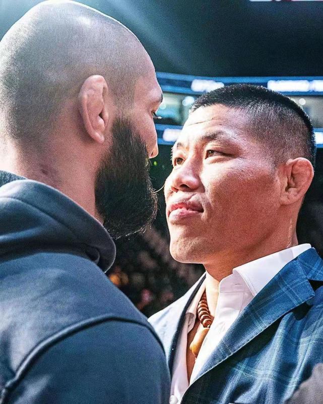 ufc拳手李景亮紧紧搂住闫晓楠不放,眼神宠溺