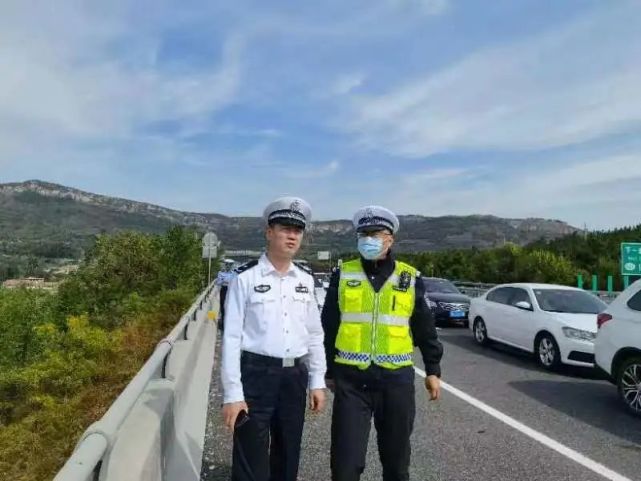 山东高速交警守护您的安全!
