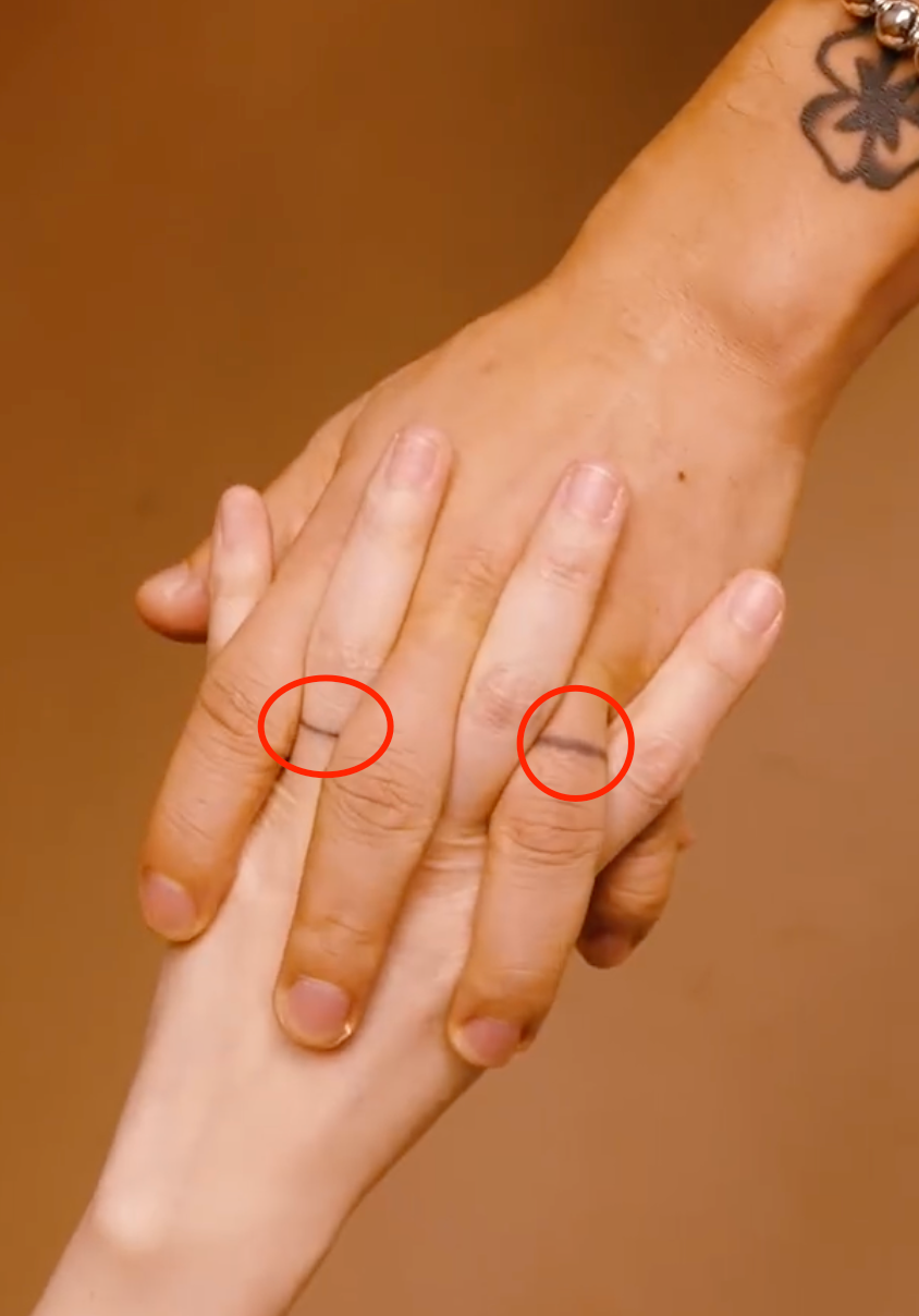 比如两人首次大方晒了纹身的高清特写,两人分别在无名指和食指上纹了