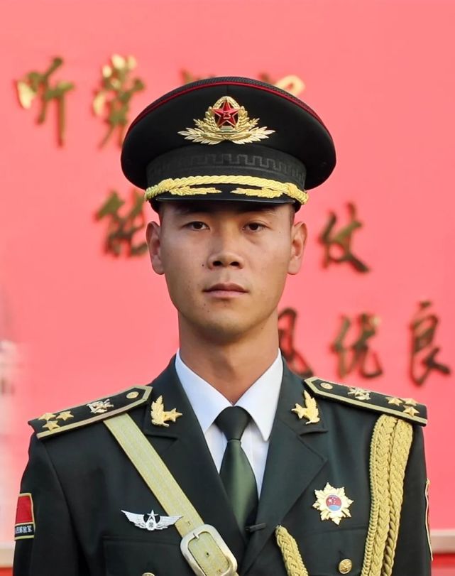 教育活动的经历在一次国旗护卫队17岁的张威2015年抛向天空升旗手张