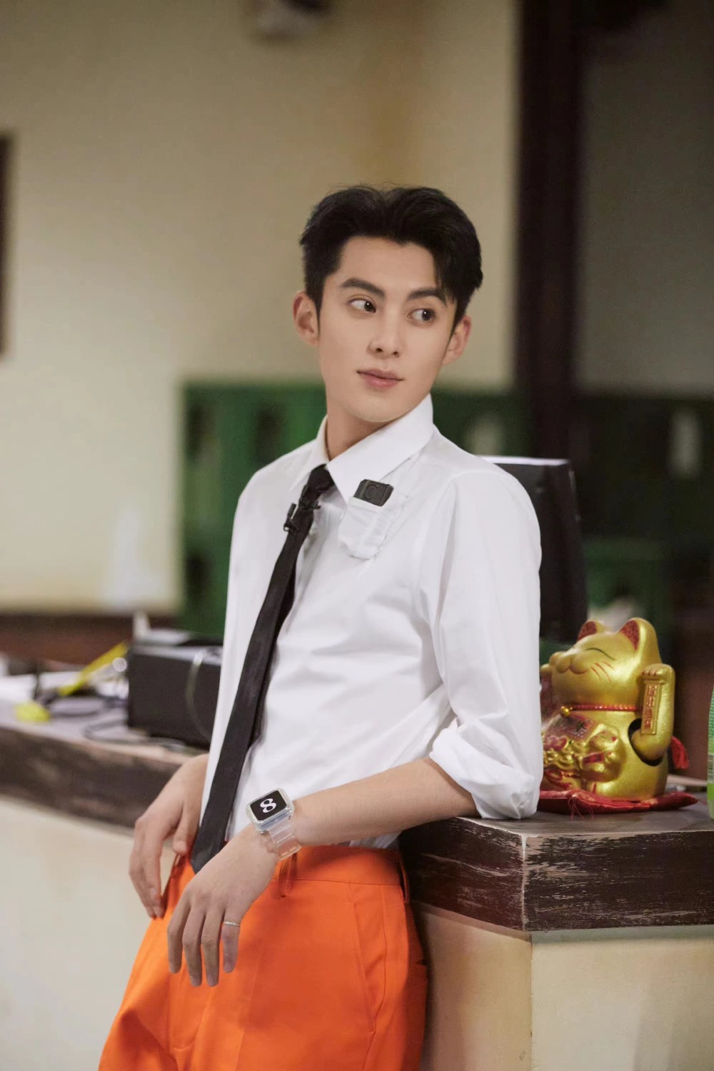183cm王鹤棣录综艺,白衬衫搭橘色工装裤,帅气又有型!插图1