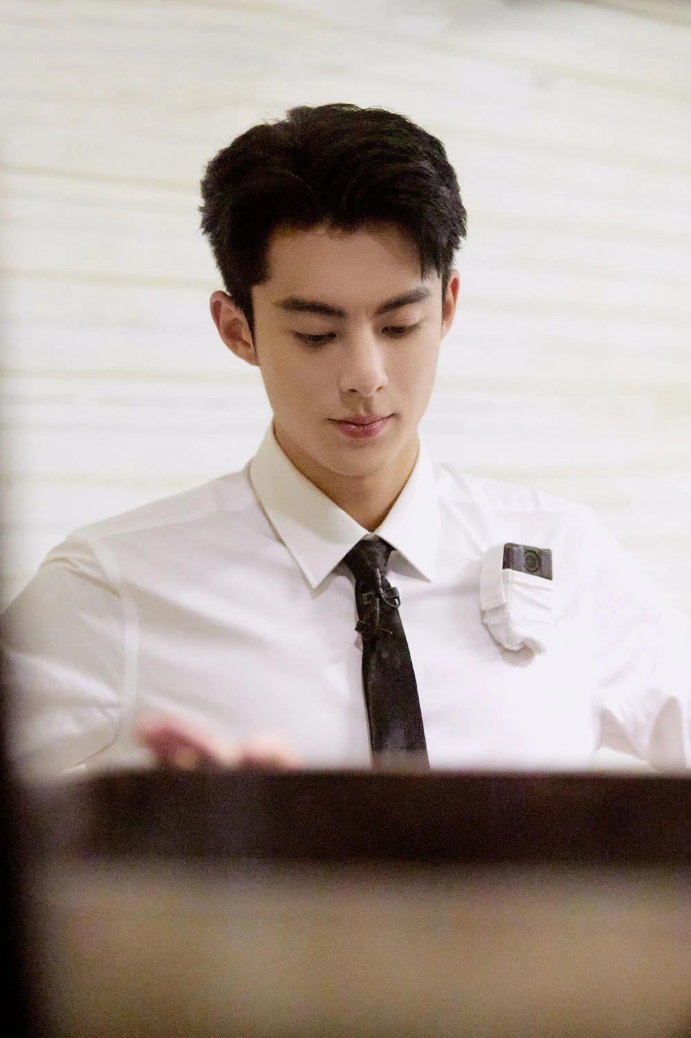 183cm王鹤棣录综艺,白衬衫搭橘色工装裤,帅气又有型!插图4