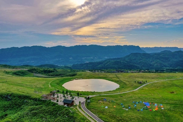 "10月2日,天气晴好,兴仁市放马坪高山草原景区游客络绎不绝.