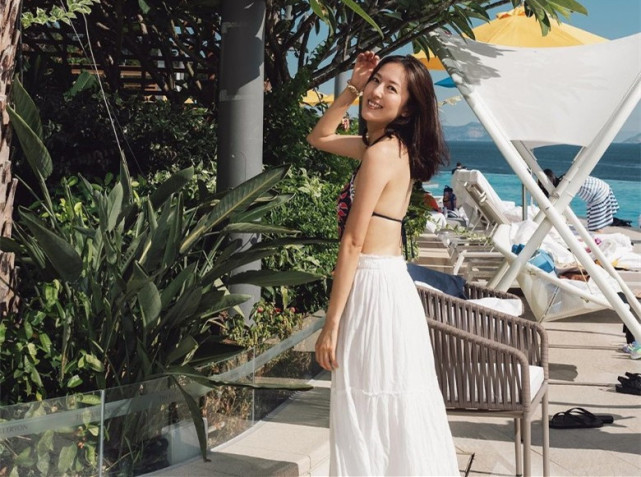 tvb视后唐诗咏晒泳池靓照穿4800元泳衣秀身材皮肤白嫩似少女