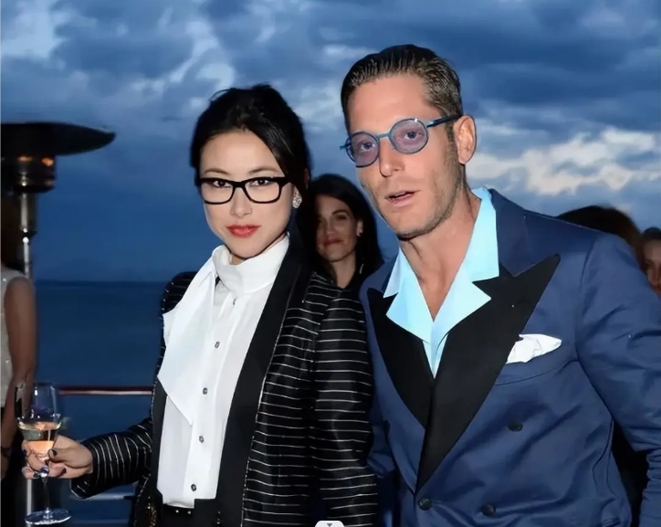 朱珠的情史一直备受关注,她公开的第一任绯闻男友是著名的音乐才子