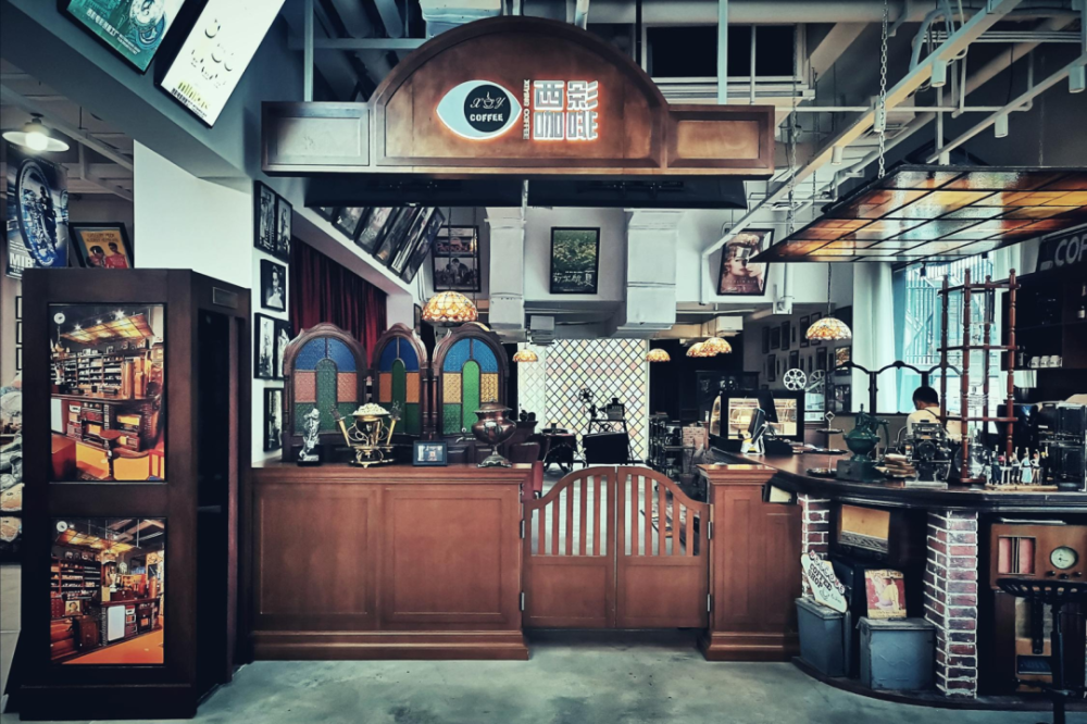 隔壁就是如同电影场景一般的西影咖啡参观完西影电影博物馆雨天品电影