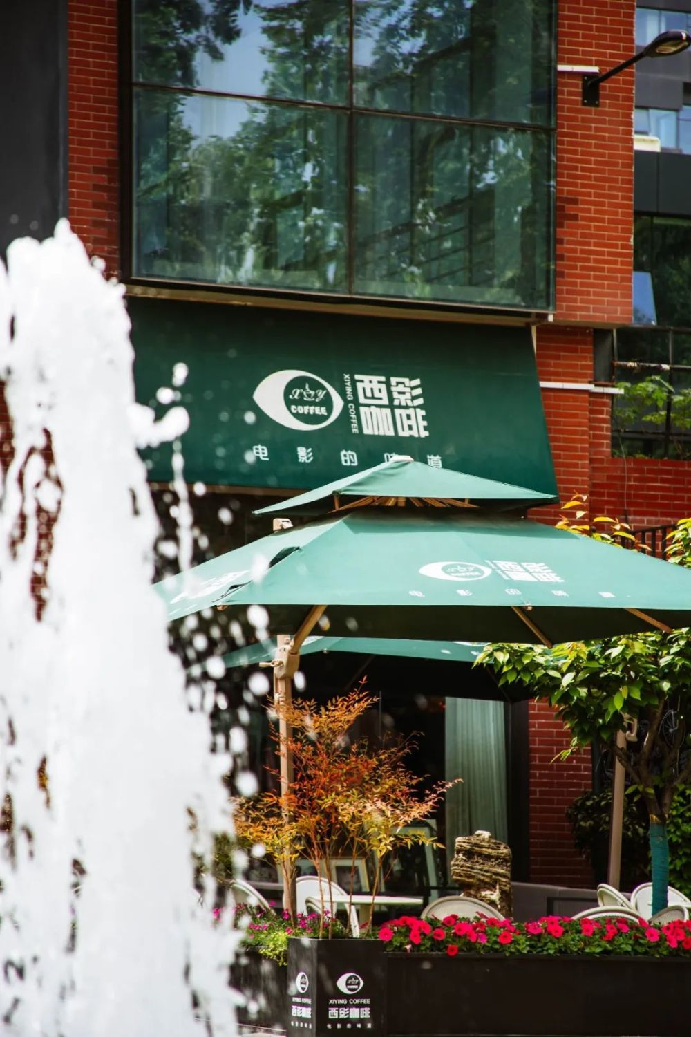 隔壁就是如同电影场景一般的西影咖啡参观完西影电影博物馆雨天品电影